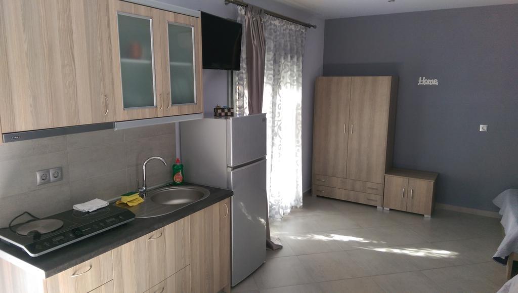 Aimilias Family Apartments Nea Vrasna Exterior photo